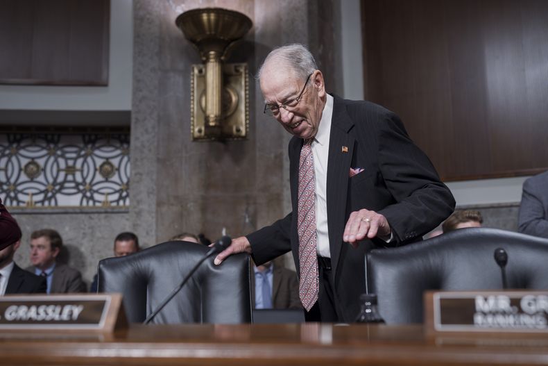 El senador Chuck Grassley, republicano por Iowa, presidente entrante de la Comisión de Asuntos Jurídicos del Senado de Estados Unidos, toma asiento mientras el panel se reúne para confirmar a los nominados del presidente Joe Biden en las últimas semanas del 118º Congreso, en el Capitolio en Washington, el jueves 21 de noviembre de 2024. (AP foto/J. Scott Applewhite)