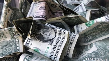 Un conjunto de billetes de un dólar en Nueva York el 3 de abril de 2019. (Foto AP/Mark Lennihan)
