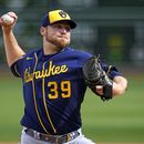 El abridor de los Cerveceros de Milwaukee Corbin Burnes trabaja la segunda entrada ante los Piratas de Pittsburgh el sábado 1 de julio del 2023. (AP Foto/Gene J. Puskar)