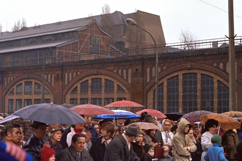 Vista del puesto de control fronterizo de Friedrichstrass el 31 de marzo de 1972 para permitir que los residentes de Berlín Oriental y Occidental se reunieran. (Foto AP/Dieter Endlicher, Archivo)