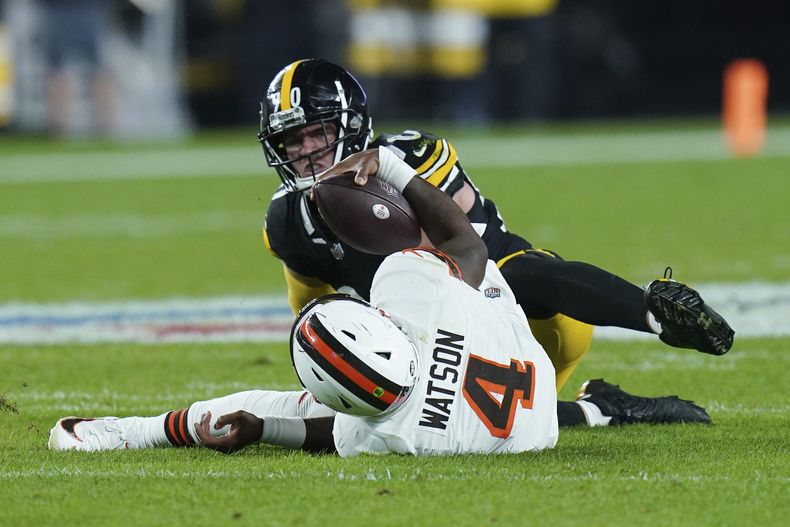 T.J. Watt, de los Steelers de Pittsburgh, captura a Deshaun Watson, quarterback de los Browns de Cleveland, en el partido del lunes 18 de septiembre de 2023 (AP Foto/Matt Freed)