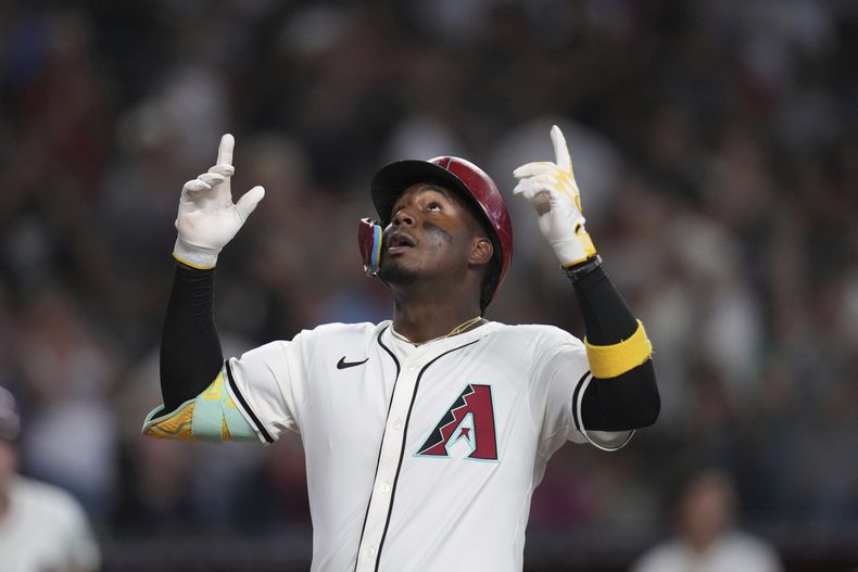 Geraldo Perdomo, de los Diamondbacks de Arizona, mira hacia arriba cuando llega al plato después de conectar un jonrón contra los Bravos de Atlanta durante la quinta entrada de un juego de béisbol el domingo 27 de abril de 2025, en Phoenix. (AP Foto/Ross D. Franklin)