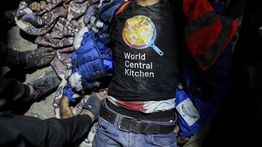 El cuerpo de una persona con una camiseta de World Central Kitchen se ve en el suelo en el hospital Al Aqsa en Deir al-Balah, Franja de Gaza, el lunes 1 de abril de 2024. Un aparente ataque israelí mató a seis trabajadores internacionales de la organización benéfica World Central Kitchen y a su conductor palestino, según indicó el grupo de ayuda el martes, horas después de llevar un nuevo cargamento de comida por mar al norte de Gaza, una zona aislada y llevada al borde de la hambruna por la ofensiva israelí. (AP Foto/Abdel Kareem Hana)