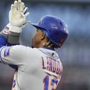 El puertorriqueño Francisco Lindor, de los Mets de Nueva York, festeja luego de llegar a la inicial con un sencillo productor ante los Rockies de Colorado, el viernes 26 de mayo de 2023 (AP Foto/David Zalubowski)