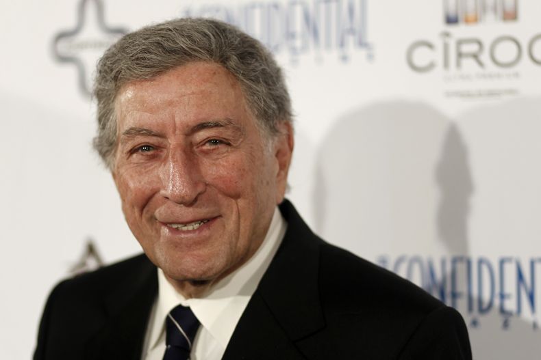 ARCHIVO - El homenajeado Tony Bennett llega a la celebración de los Grammy 2012 de Los Angeles Confidential Magazine en Beverly Hills, California, el 9 de febrero de 2012. Bennett, famoso por la canción I Left My Heart In San Francisco y admirado por Frank Sinatra y Lady Gaga, murió el viernes 21 de julio de 2023. Tenía 96 años. (Foto AP/Matt Sayles, archivo)