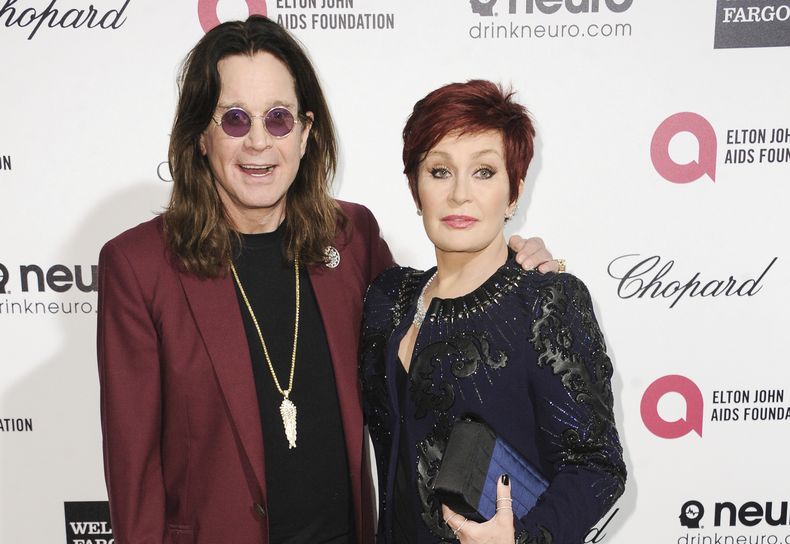 ARCHIVO - Ozzy Osbourne, a la izquierda, y Sharon Osbourne llegan a la 87.ª Fiesta de los Premios Óscar de la Fundación Elton John contra el SIDA el 22 de febrero de 2015, en West Hollywood, California. (Foto Richard Shotwell/Invision/AP, archivo)