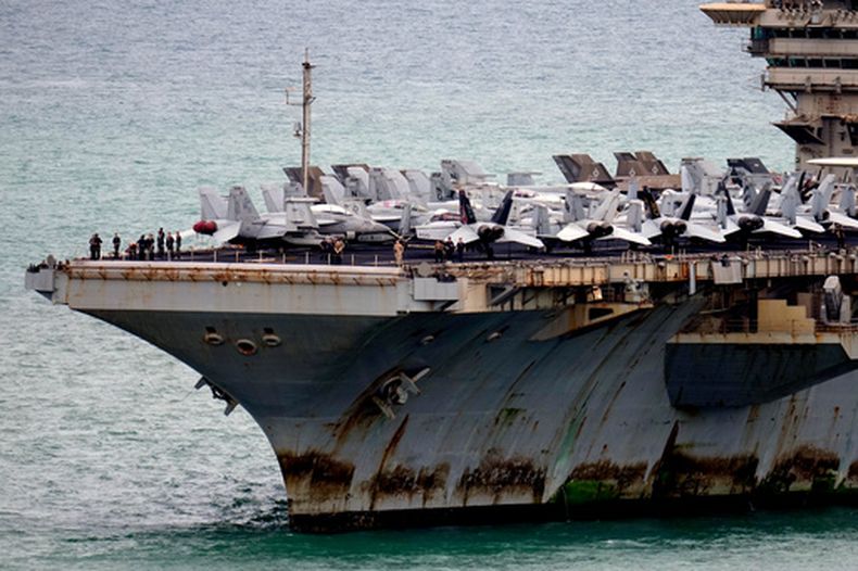 El portaaviones estadounidense USS Abraham Lincoln llega a Laem Chabang, Chonburi, Tailandia el 2 de septiembre del 2026. (AP foto/Sakchai Lalit)