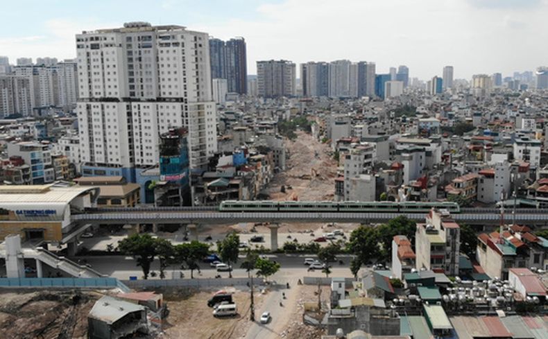 Un tren elevado pasa junto a una zona donde se realizan trabajos de despeje del terreno para una nueva avenida de circunvalación, el lunes 15 de junio de 2026, en Hanói, Vietnam. (AP Foto/Hau Dinh)
