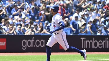 George Springer de los Azulejos de Toronto recorre las bases tras batear un jonrón en el primer inning ante los Atléticos de Oakland, el domingo 25 de junio de 2023, en Toronto. (Jon Blacker/The Canadian Press vía AP)