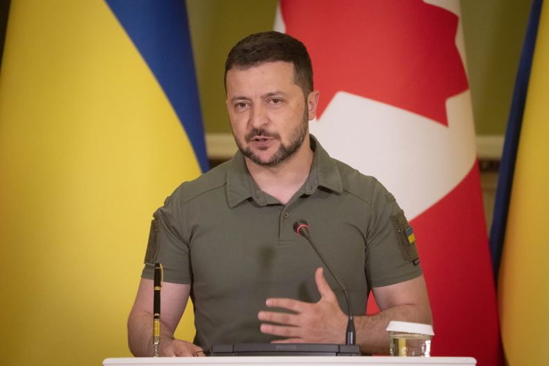 El presidente ucraniano Volodymyr Zelenskyy habla durante una conferencia de prensa junto con el primer ministro canadiense Justin Trudeau en Kierv, sábado 10 de junio de 2023. (AP Foto/Efrem Lukatsky)