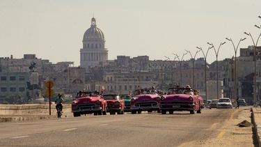 Autos clásicos y antiguos participan del Rally de Autos Antiguos de La Habana, en La Habana, Cuba, el domingo 3 de diciembre de 2023. El rally celebra el 125to aniversario de la llegada del primer automóvil a la isla. (Foto AP/Ismael Francisco)