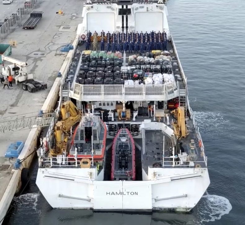 Esta imagen fija del video proporcionada por la Guardia Costera de EEUU muestra a los miembros de la tripulación a bordo del buque Hamilton después de drogas en Port Everglades, Florida, el lunes 25 de agosto de 2025. (Foto, Guardia Costera de EEUU vía AP)