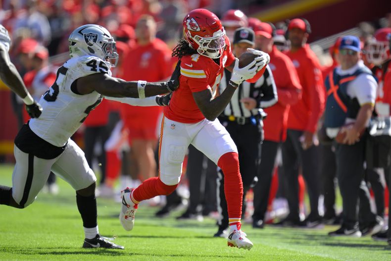 El wide receiver Rashee Rice (4) de los Chiefs de Kansas City es sacado del campo por el linebacker Devin White (45) de los Raiders de Las Vegas durante la primera mitad de un partido de fútbol americano de la NFL, el domingo 19 de octubre de 2025, en Kansas City, Misuri. (AP Photo/Reed Hoffmann)