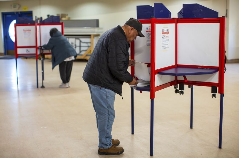 Personas depositan sus votos en un centro de votación del pueblo Navajo, el 5 de noviembre de 2024, en Fort Defiance, Arizona. (AP Foto/Andres Leighton, Archivo)