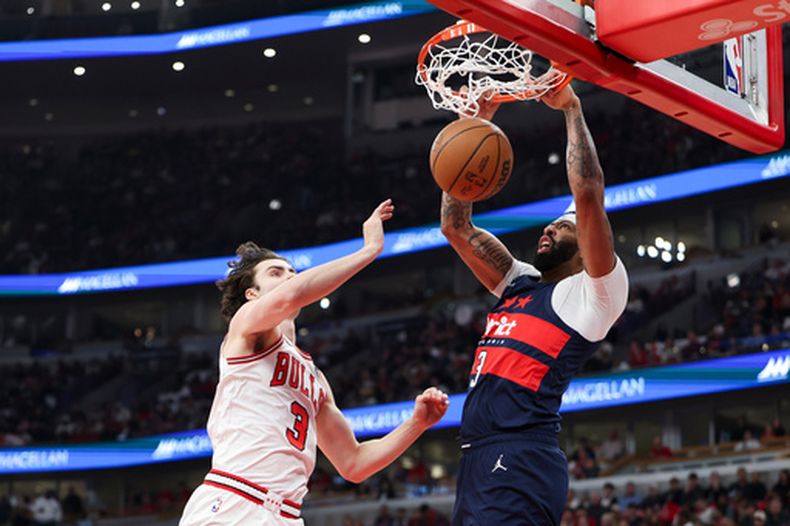 Anthony Davis, de los Wizards de Washington, realiza una volcada ante Josh Giddey, de los Bulls de Chicago, el sábado 24 de octubre de 2026 (AP Foto/Jessie Alcheh)