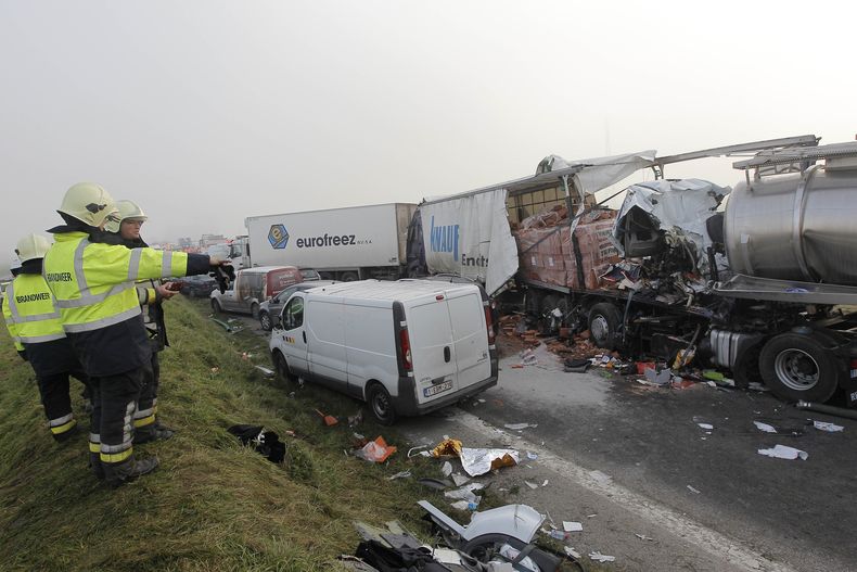 Vista de un choque masivo en la carretera A19 en Zonnebeke, B&eacute;lgica, el martes 3 de diciembre del 2013. Tres choques m&uacute;ltiples en medio de la niebla dejaron al menos un muerto y 54 heridos. (AP Foto/Yves Logghe)