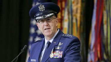 ARCHIVO - El general de la Fuerza Aérea John Hyten habla durante una ceremonia de cambio de comando en Nebraska, el 18 de noviembre de 2019. (AP Foto/Nati Harnik, archivo)