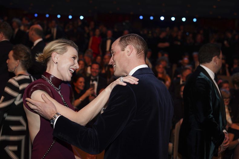 El príncipe Guillermo, presidente de los BAFTA, chara con la actriz australiana Cate Blanchett en la 77a entrega de los Premios de la Academia Británica de Cine (BAFTA) en Londres el domingo 18 de febrero de 2024. (Jordan Pettitt/Pool vía AP)