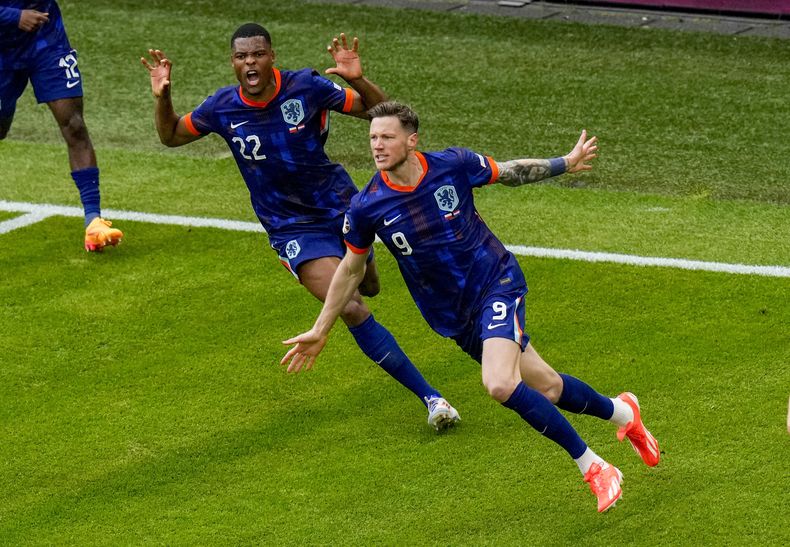 Wout Weghorst (derecha) festeja el gol de Holanda para la victoria 2-1 ante Polonia en el Grupo D de la Eurocopa, el domingo 16 de junio de 2024, en Hamburgo. (AP Foto/Petr Josek)