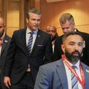 El secretario de Defensa de Estados Unidos, Pete Hegseth, sale de una reunión bilateral con su homólogo de Malasia, Mohamed Khaled Nordin, antes de la reunión de ministros de Defensa de la Asociación de Naciones del Sureste Asiático (ASEAN), el jueves 30 de octubre de 2025, en Kuala Lumpur, Malasia. (AP Foto/Dita Alangkara)