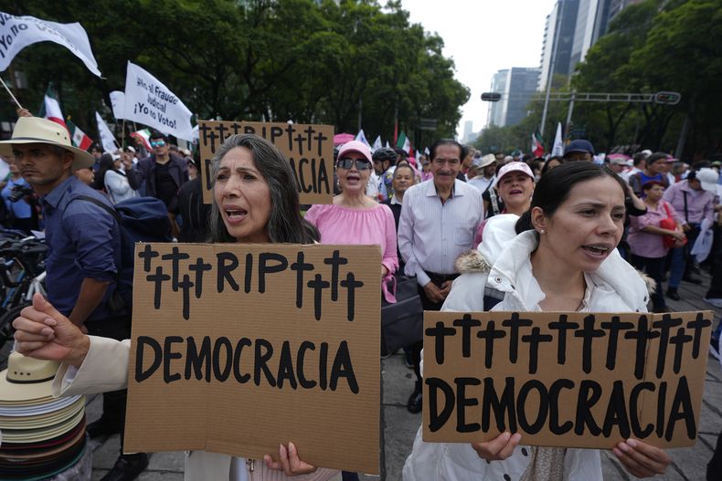 Manifestantes llevan carteles y gritan proclamas contra las primeras elecciones judiciales de México en una protesta en el Ángel de la Independencia, en Ciudad de México, el domingo 1 de junio de 2025. (AP Foto/Fernando Llano)