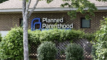 El centro de salud de Planned Parenthood, una organización de planificación familiar, ubicado en Chapel Hill, Carolina del Norte, el 3 de mayo de 2024. (Foto AP/Makiya Seminera, Archivo)