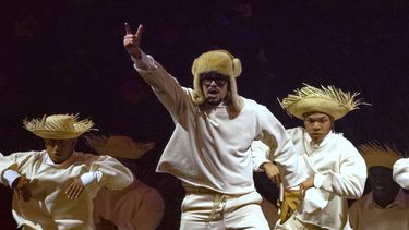 ARCHIVO - Bad Bunny se presenta durante el primer show de su residencia de conciertos de 30 fechas en el Coliseo de Puerto Rico José Miguel Agrelot, en San Juan, Puerto Rico, el 11 de julio de 2025. (Foto AP/Alejandro Granadillo, archivo)