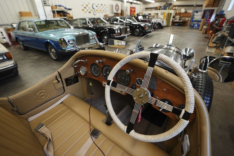 En primer plano puede verse un Bentley Mark VI Special modelo 1947 en The Rolls-Royce Foundation, el sábado 5 de abril de 2025, en Mechanicsburg, Pensilvania. (AP Foto/Matt Rourke)