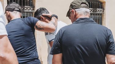 Un hombre de Azerbaiyan (centro) que llevaba un pasaporte polaco y fue arrestado por sospecha de espionaje, sale de la corte escoltado por policías en Chania, en la isla de Creta, Grecia, el 23 de junio del 2025. (AP Photo/Giannis Angelakis)