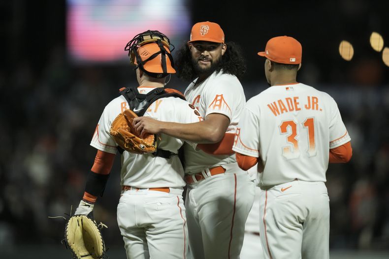 Sean Manaea, lanzador de los Gigantes de San Francisco, festeja con el cátcher Patrick Bailey y con el primera base LaMonte Wade Jr., tras el duelo del martes 1 de agosto de 2023, ante los Diamondbacks de Arizona (AP Foto/Godofredo A. Vásquez)