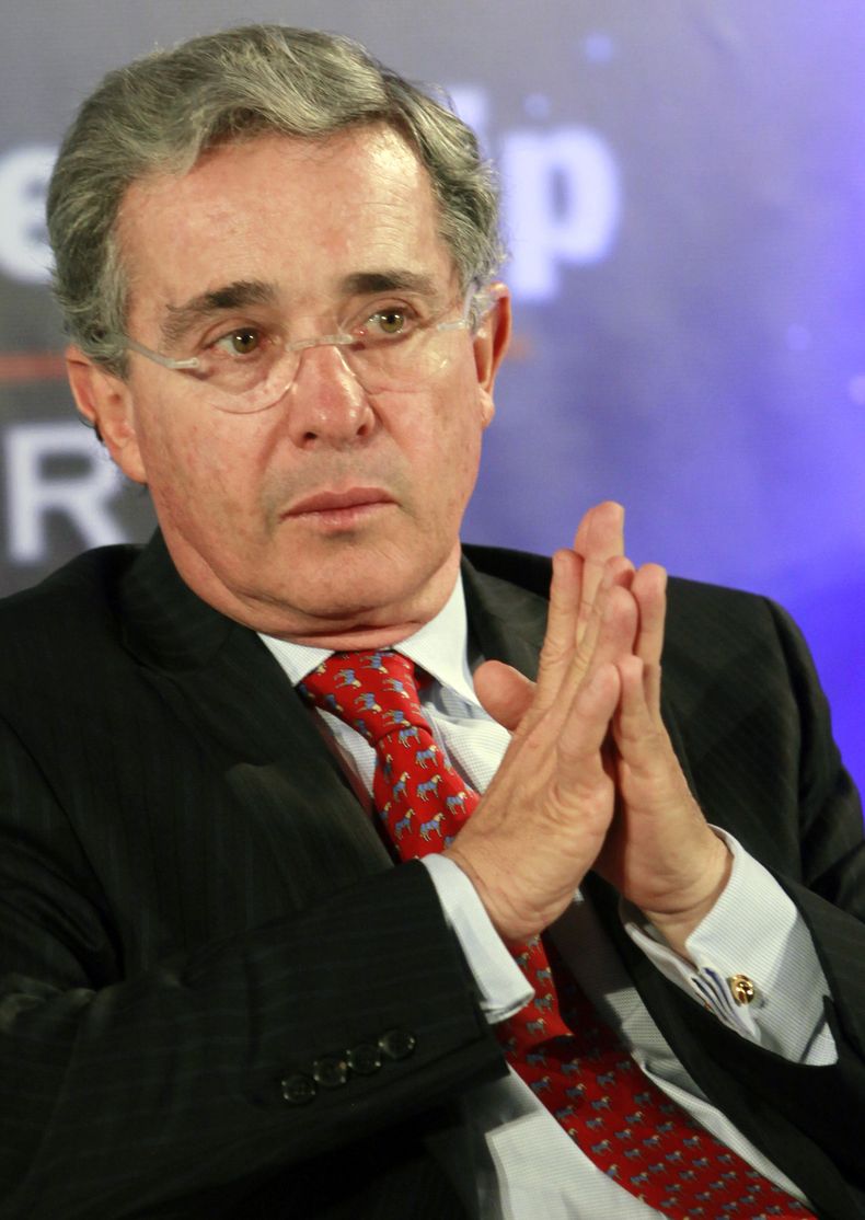 Archivo - En esta fotograf&iacute;a de archivo del 14 de junio de 2011 el expresidente colombiano &Aacute;lvaro Uribe (2002-2010) asiste a una reuni&oacute;n republicana en Coral&nbsp;Gables, Florida. El expresidente es quien tiene el mayor n&uacute;mero