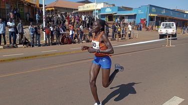 En esta imagen de archivo, Rebecca Cheptegei, compite en la carrera Discovery 10km en Kapchorwa, Uganda, el 20 de enero de 2023. (AP Foto, archivo)