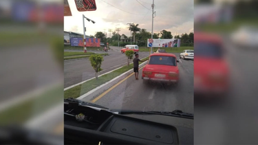 cuba: ninos pidiendo limosna fuera del aeropuerto internacional de la habana reflejan la crisis social del pais