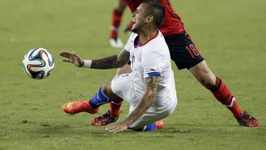 americateve | El jugador de la selecci&oacute;n de Chile, Arturo Vidal, abajo, cae en una jugada en un partido contra M&eacute;xico el s&aacute;bado, 6 de septiembre de 2014, en Santa Clara, California. (AP Photo/Marcio Jose Sanchez)