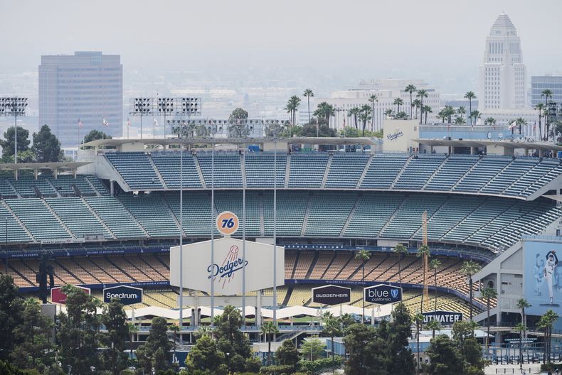 ARCHIVO - El Dodger Stadium antes de un juego nocturno de béisbol, el 20 de junio de 2025, en Los Ángeles. (AP Photo/Damian Dovarganes, Archivo)