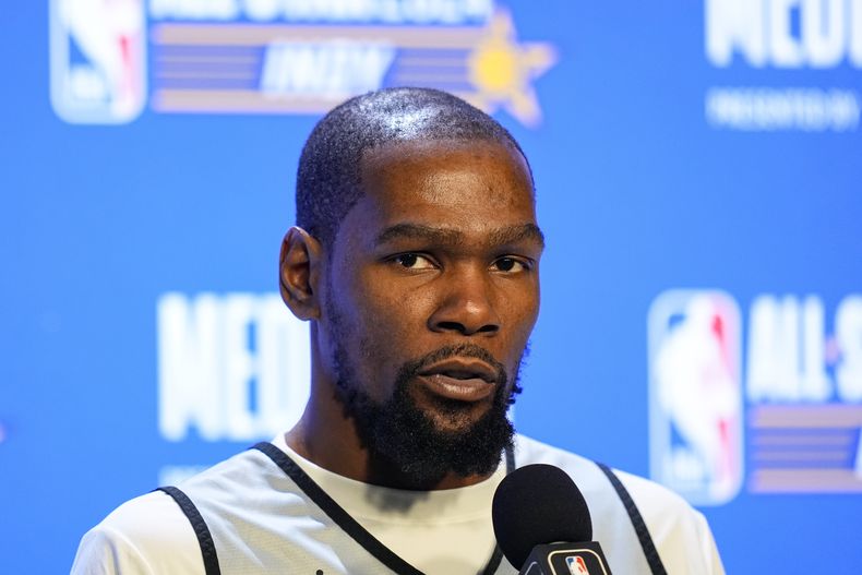 El alero de los Suns de Phoenix, Kevin Durant, durante el día de prensa en el partido de baloncesto All-Star de la NBA en Indianápolis, el sábado 17 de febrero de 2024. (AP Foto/Michael Conroy)