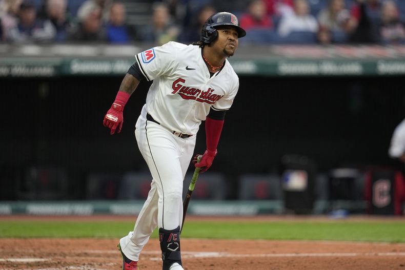 José Ramírez, de los Guardianes de Cleveland, observa su cuadrangular en la sexta entrada del juego de béisbol en contra de los Tigres de Detroit, el lunes 6 de mayo de 2024, en Cleveland. (AP Foto/Sue Ogrocki)