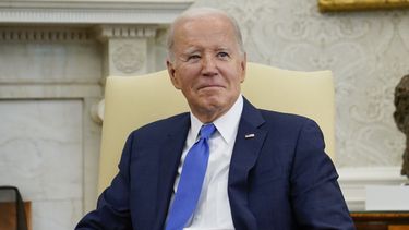 El presidente Joe Biden escucha durante una reunión con el presidente de República Dominicana, Luis Abinader, en la Oficina Oval de la Casa Blanca, Washington, el jueves 2 de noviembre de 2023. (AP Foto/Evan Vucci)