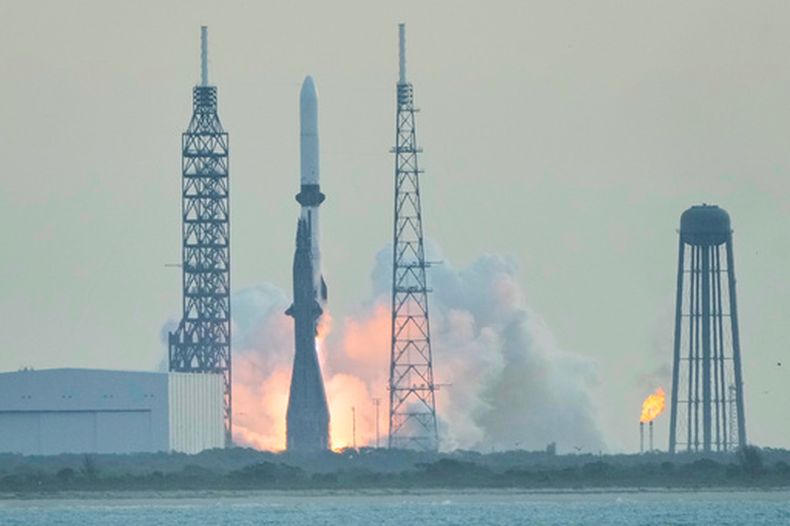El cohete New Glenn de Blue Origin despega desde la plataforma LC36 de la estación de la Fuerza Espacial, el domingo 19 de abril de 2026, en Cabo Cañaveral, Florida. (AP Foto/John Raoux)