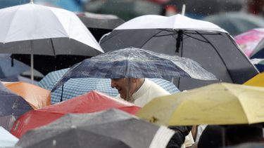 americateve | Bajo una ligera lluvia, el papa Francisco bendice a los fieles en la Plaza de San Pedro durante la audiencia general semanal en el Vaticano, el mi&eacute;rcoles 9 de octubre de 2013. (Foto AP/Gregorio Borgia)