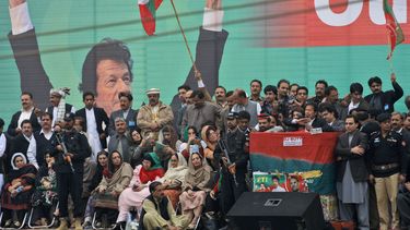 americateve | El pol&iacute;tico paquistan&iacute; y estrella del cricket Imran Khan, l&iacute;der del partido Tehreek-e-Insaf, al centro a la derecha con micr&oacute;fono en mano y desde un estrado, da un discurso rodeado de agentes de seguridad e integrantes del part