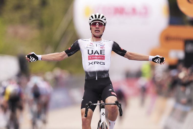 Juan Ayuso celebra tras ganar la séptima etapa del Giro de Italia, el viernes 16 de mayo de 2025, en Tagliacozzo. (Massimo Paolone/LaPresse vía AP)
