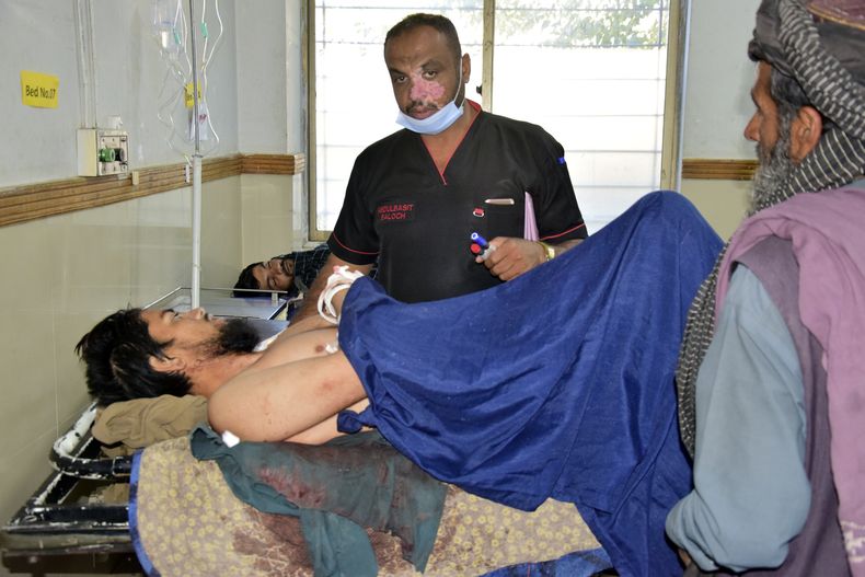 Un herido recibe tratamiento en un hospital en Quetta, Pakistán, el 11 de octubre de 2024 tras un ataque de hombres armados en la provincia de Baluchistán. (AP Foto/Arshad Butt)