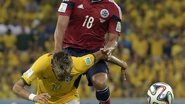 americateve | El delantero brasile&ntilde;o Neymar recibe una dura falta del lateral colombiano Camilo Z&uacute;&ntilde;iga, durante el partido de cuartos de final de la Copa del Mundo entre Brasil y Colombia en Arena Castelao de Fortaleza, Brasil, el viernes 4 de juli