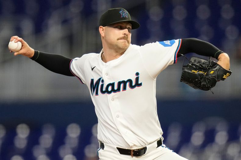 El lanzador abridor de los Marlins de Miami, Janson Junk, lanza durante la primera entrada de un partido de béisbol contra los Marineros de Seattle, el jueves 9 de julio de 2026, en Miami. (Foto AP/Lynne Sladky)