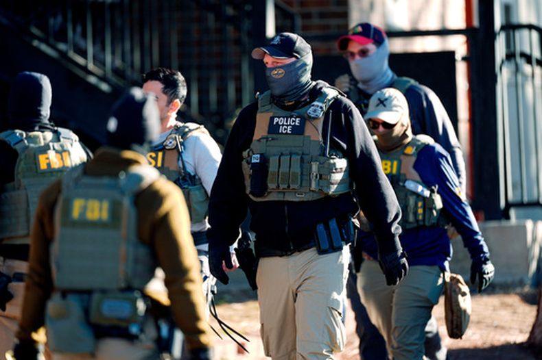 Agentes del FBI fuera de un complejo residencial durante un operativo, el 5 de febrero de 2025, en Denver. (AP Foto/David Zalubowski, Archivo)
