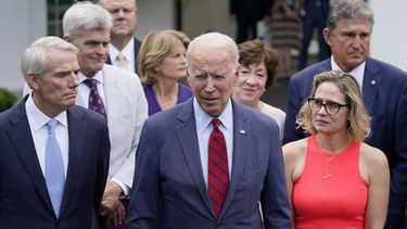 Senadores buscan acuerdo con Biden para plan infraestructura
