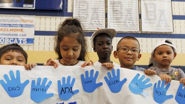 Asistentes al campamento de Verano LASOS sostienen un Proyecto de arte en la secundaria Bel Air en Bel Air, Maryland, el jueves 24 de julio de 2025. (AP Foto/KT Kanazawich)