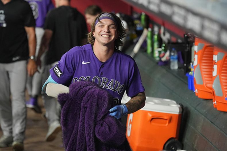 Zac Veen, de los Rockies de Colorado, sonríe en el dugout tras pegar un jonrón ante los Diamondbacks de Arizona, el miércoles 12 de agosto de 2026 (AP Foto/Ross D. Franklin)