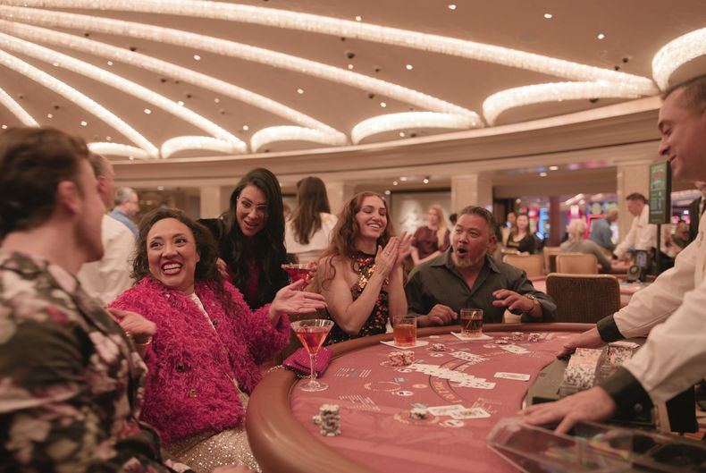 Esta imagen difundida por Videocine muestra a Michelle Rodríguez, segunda desde la izquierda, y Gloria Stalina, tercera desde la izquierda, en una escena de la película Mirreyes contra Godínez: Las Vegas. (Videocine via AP)
